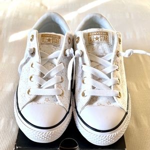 CONVERSE Chuck Taylor Low All-Star Street Slip Wht w/ Gold Stars Size 4 Kids $20